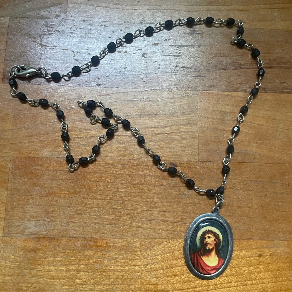 Vintage black beaded necklace with Jesus disc pendant - Picture 3 of 6